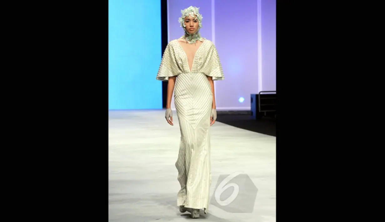 Seorang model berjalan di atas catwalk saat memperagakan koleksi rancangan Ivan Gunawan yang bertema "Thalassa" dalam ajang Indonesia Fashion Week 2015 di JCC Senayan, Jakarta, Kamis (26/2). (Liputan6.com/Panji Diksana)