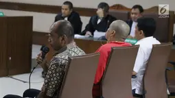 Terdakwa kasus suap dana hibah Kemenpora pada KONI, Deputi IV Kemenpora Mulyana, PPK Kemenpora Adhi Purnomo dan staf Eko Triyanta (kiri ke kanan) saat sidang tuntutan di Pengadilan Tipikor, Jakarta, Kamis (15/8/2019). Mereka dituntut antara 5 sampai 7 tahun penjara. (Liputan6.com/Helmi Fithriansyah)