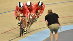 Tim China beraksi dalam sesi kualifikasi nomor Tim Sprint Kejuaraan Dunia Balap Sepeda Trek 2016 di Lee Valley VeloPark, London, Inggris, (2/3/2016). (AFP/Eric Feferberg)
