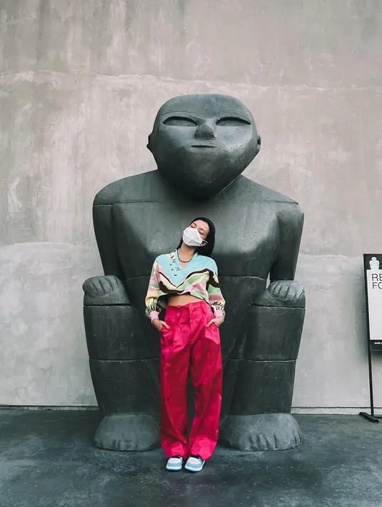 Ingin tampilan bold untuk membuat warna biru langit yang soft makin stunning? Coba padu padankan dengan warna pink atau fuchsia (Instagram Nazla Alifa)