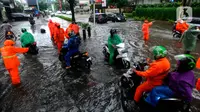 Sejumlah kendaraan melintasi trotoar untuk menghindari banjir di Jalan Kemang Raya, Jakarta Selatan, Kamis (3/11/2022). Hujan deras sekitar dua jam lebih menyebabkan Jalan Kemang Raya digenangi banjir sekitar 30 cm sehingga benyak kendaraan tidak dapat melintas. (merdeka.com/Arie Basuki)