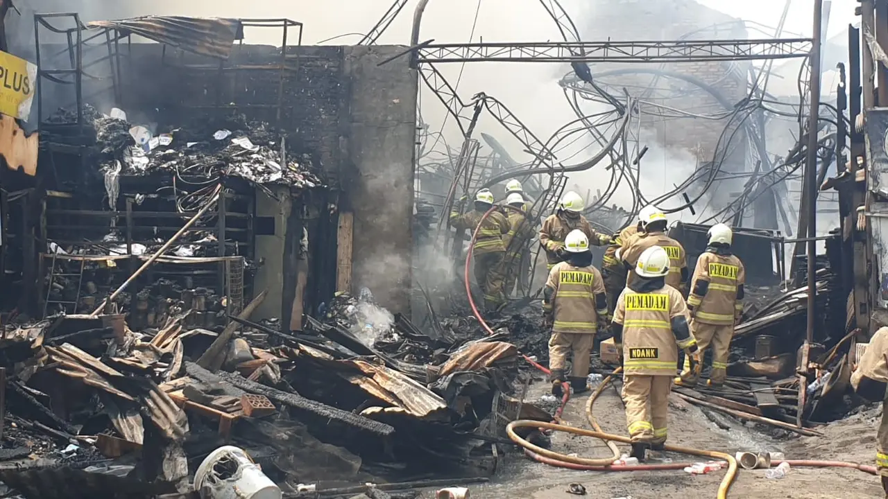 Kebakaran Toko bangunan atau material milik Susi Gunawan di jalan H. Nawi Raya, Gandaria Selatan, Cilandak, Jakarta Selatan pada, Jumat (3/11/2023).
