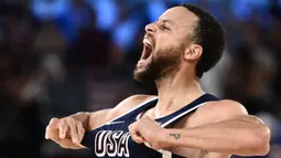 Pebasket Amerika Serikat, Stephen Curry melakukan selebrasi setelah mencetak poin pada pertandingan final Olimpiade Paris 2024 melawan Prancis yang berlangsung di Bercy Arena, Paris, Prancis, Minggu (11/08/2024) dini hari WIB. (AFP/Aris Messinis)