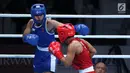Petinju putri Indonesia, Huswatun Hasanah (kaus biru) melempaskan pukulan ke arah Sudaporn Seesondee (Thailand) pada semifinal kelas ringan 60kg putri Asian Games 2018 di JIEXPO Kemayoran, Jumat (31/8). Huswatun kalah. (Liputan6.com/Helmi Fithriansyah)