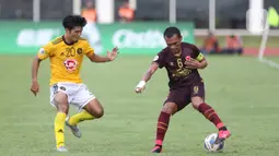 Pemain depan PSM Makassar, Ferdinand Sinaga (kanan) mencoba lolos dari adangan penyerang Kaya FC-Iloilo, Daizo Horikoshi pada kualifikasi Grup H Piala AFC 2020 di Stadion Madya Gelora Bung Karno, Jakarta, Selasa (10/3/2020). Laga kedua tim berakhir imbang 1-1. (Liputan6.com/Helmi Fithriansyah)