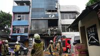Sebelumnya, 20 orang dilaporkan meninggal dunia dalam insiden kebakaran hebat yang menghanguskan Gedung Terra Drone di Kemayoran, Jakarta Pusat. Tampak dalam foto, personel dari Dinas Penanggulangan Kebakaran dan Penyelamatan saat berada di sekitar gedung perkantoran yang terbakar di Jakarta, Selasa 9 Desember 2025. (AP Photo/Dita Alangkara)