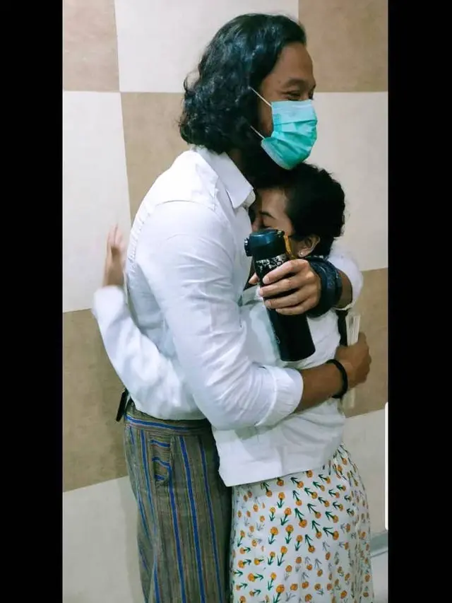 Peluk haru Widi Mulia ke Dwi Sasono (https://www.instagram.com/p/CGE6IqThNql/)