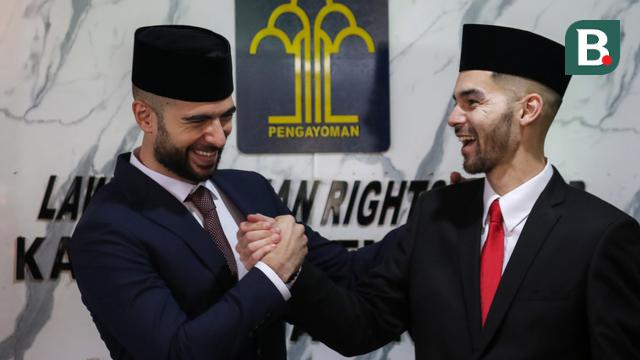 Foto: Pakai Peci Hingga Ucapkan Sumpah, Jordi Amat dan Sandy Walsh Sah Jadi Warlok