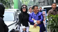 Berbeda dengan yang pertama beberapa waktu lalu, pada panggilan kedua kali ini Syahrini datang didampingi oleh pengacara Hotman Paris Hutapea dan adik kandungnya, Aisyahrini. (Adrian Putra/Bintang.com)