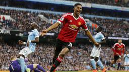 Pemain Manchester United, Marcus Rashford, merayakan gol yang dicetaknya ke gawang Manchester City pada laga Liga Inggris pekan ke-31 di Stadion Etihad, Manchester, Minggu (20/3/2016). (Reuters/Jason Cairnduff)