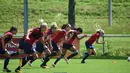 Para pemain wanita Inggris saat mengikuti sesi latihan selama turnamen sepak bola UEFA Women's Euro 2017 di Utrecht, Belanda (18/7). Timnas Inggris berada di grup D bersama Skotlandia, Spanyol, Portugal. (AFP Photo/Daniel Mihailescu)