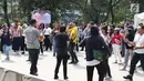Pengunjung bernyanyi bersama di salah satu panggung digelaran ON/OFF Festival di Istora Gelora Bung Karno, Jakarta, Sabtu (7/9/2019). Gelaran ON/OFF Festival akan berlangsung hingga Minggu (8/9). (Liputan6.com/Helmi Fithriansyah)