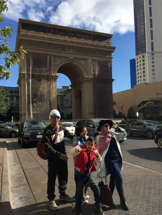 Saat sedang makan, datanglah seorang pria bernama Uya Kuya yang saat itu masih tergabung dalam salah satu grup. Datang dengan membawa gitar, Astrid mengira lelaki itu adalah pengamen. (dok. Pribadi/Bintang.com)