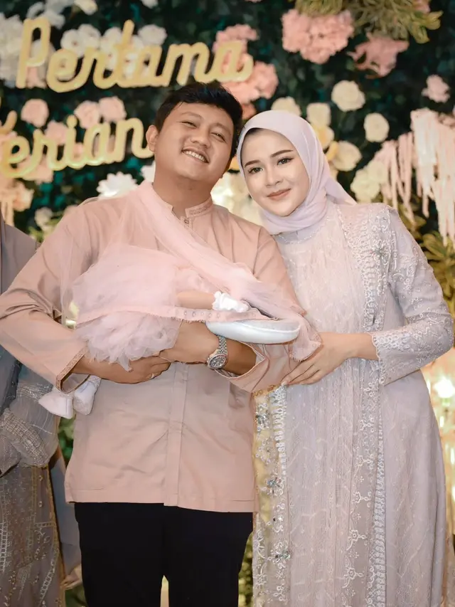 Potret Denny Caknan dan Bella Bonita gelar syukuran untuk putrinya, Cundamani. [Foto: Instagram/denny_caknan]