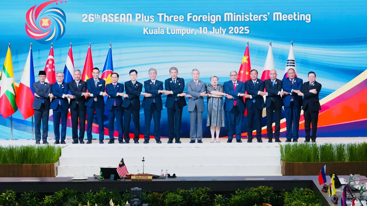 Pertemuan ASEAN Plus Three, rangkaian acara ASEAN Foreign Ministers Meeting di Kuala Lumpur, Malaysia, Kamis (10/7/2025). (Dok. Kemlu RI)
