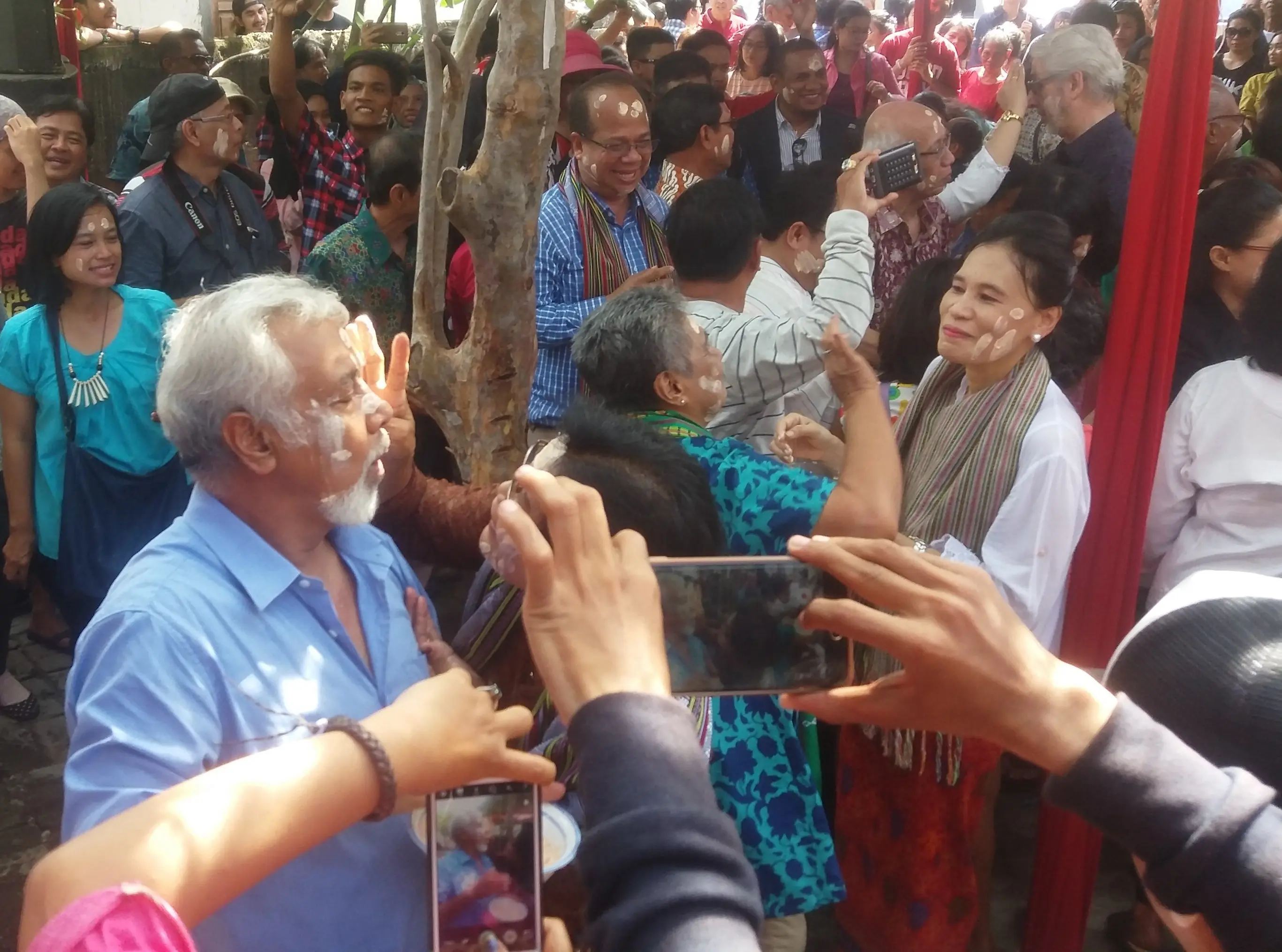 Presiden Pertama Timor Leste Xanana Gusmao dan Chairman of Asian Portuguese Community Joseph Santa Maria hadir dalam pesta mandi-mandi pada 8 Januari 2016. (Dok pribadi Febri Taufiqurrahman)