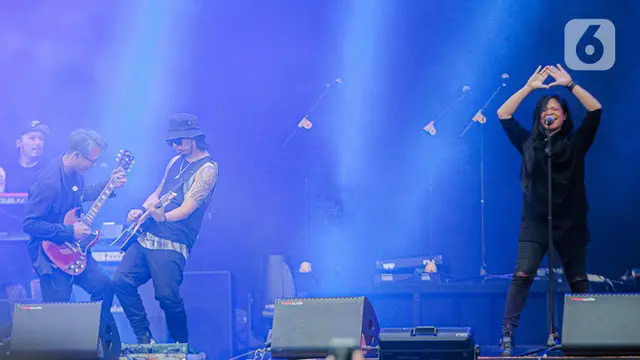 Penampilan Band Cokelat dalam Konser Sheila on 7
