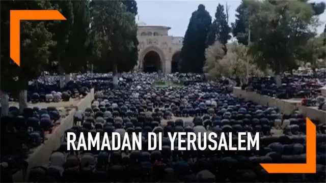 Ratusan ribu umat muslim memadati kompleks Masjidil Aqsa di Yerusalem. Sembari menjalankan ibadah, umat muslim digaja ketat pasukan Israel.