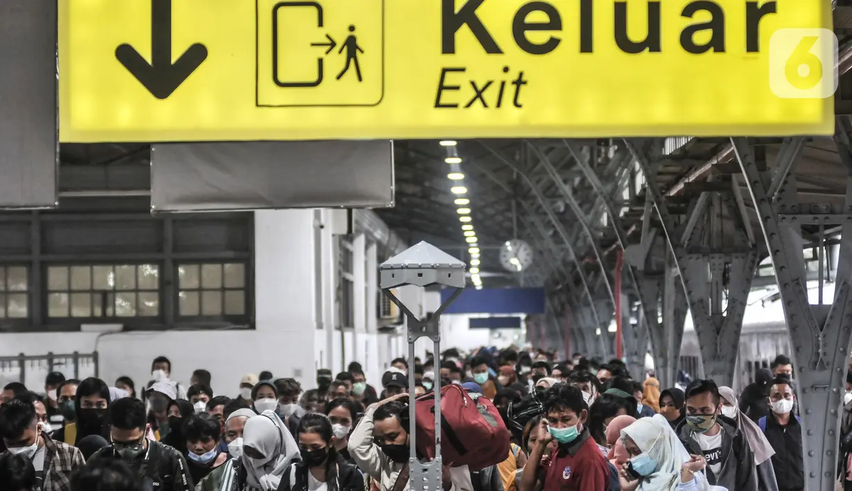 <p>Penumpang kereta api jarak jauh saat tiba di Stasiun Pasar Senen, Jakarta Pusat, Senin (9/5/2022). PT Kereta Api Indonesia (KAI) mengungkapkan gelombang arus balik pemudik pada H+7 Lebaran 2022 terpantau masih tinggi. Tercatat sebanyak 40.800 penumpang tiba pada hari Senin ini dikarenakan penundaan waktu sekolah dan pelaksanaan Work From (WFH). (merdeka.com/Iqbal S Nugroho)</p>
