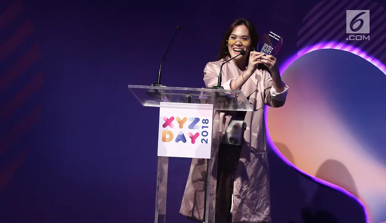 Musisi Sherly Sheinafia memegang piala saat menerima penghargaan best creator for music saat acara XYZ Day 2018 di The Hall Senayan City, Jakarta, Rabu (25/4). Sherly mendapatkan penghargaan lewat lagu berjudul Sweet Talk. (Liputan6.com/Herman Zakharia)