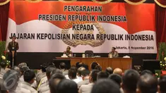 Presiden Joko Widodo (Jokowi) memberikan arahan kepada jajaran Polri terkait pengamanan negara di Auditorium PTIK, Jakarta, Selasa (8/11). Jokowi menilai Polri sudah profesional menjaga aksi demo 4 November kemarin. (Liputan6.com/Faizal Fanani)