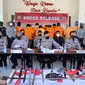 Biddokes Polda Papua Barat bersama tim Disaster Victim Investigation (DVI) Polri mengidentifikasi 3 jenazah korban bentrok Sorong, Papua Barat, Sabtu (29/1/2022). (dok Polda Papua)