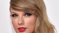 Belakangan, Taylor sedang banyak menerima undangan di berbagai acara seputar album barunya. Namun sayangnya, ia justru lebih banyak ditanya soal kisah asmaranya bersama sang kekasih, Joe Alwyn. (AFP/Dimitrios Kambouris)
