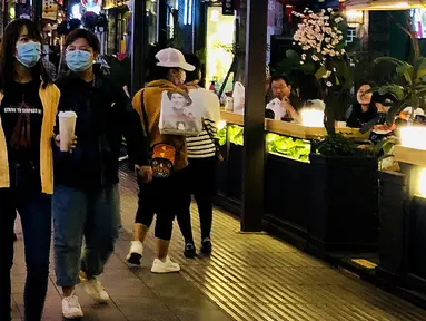 Pelanggan berbelanja di sebuah jalur pejalan kaki di Kunming, Provinsi Yunnan, China barat daya, pada 15 Maret 2020. Pemerintah Kota Kunming telah mengizinkan restoran-restoran untuk membuka kembali layanan makan di tempat di bawah upaya ketat pencegahan COVID-19. (Xinhua/Ding Yiquan)