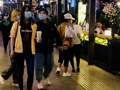 Pelanggan berbelanja di sebuah jalur pejalan kaki di Kunming, Provinsi Yunnan, China barat daya, pada 15 Maret 2020. Pemerintah Kota Kunming telah mengizinkan restoran-restoran untuk membuka kembali layanan makan di tempat di bawah upaya ketat pencegahan COVID-19. (Xinhua/Ding Yiquan)