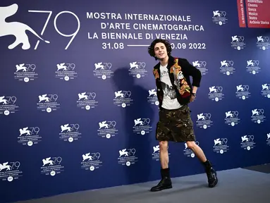 Aktor Prancis-AS, Timothee Chalamet berpose saat sesi pemotretan untuk film "Bones And All" yang mengikuti Venice Film Festival 2022 ke-79 di Lido, Venesia, Italia (2/9/2022). Timoth&eacute;e Chalamet menunjukkan selera gayanya yang eksentrik. (AFP/Marco Bertorello)