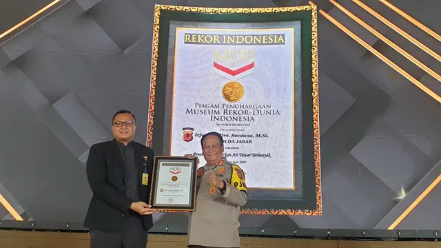 Kapolda Jabar Irjen Pol. Suntana bersama Senior Manager MURI Awan Rahargo menunjukan piagam MURI sebagai penebar benih ikan tawar terbanyak Indonesia. (Liputan6.com/Jayadi Supriadin)