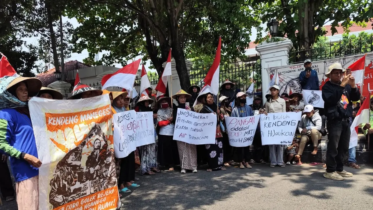 Petani Pegunungan Kendeng dan Pundenrejo unjuk rasa protes maraknya tambang liar di wilayah Pati selatan.