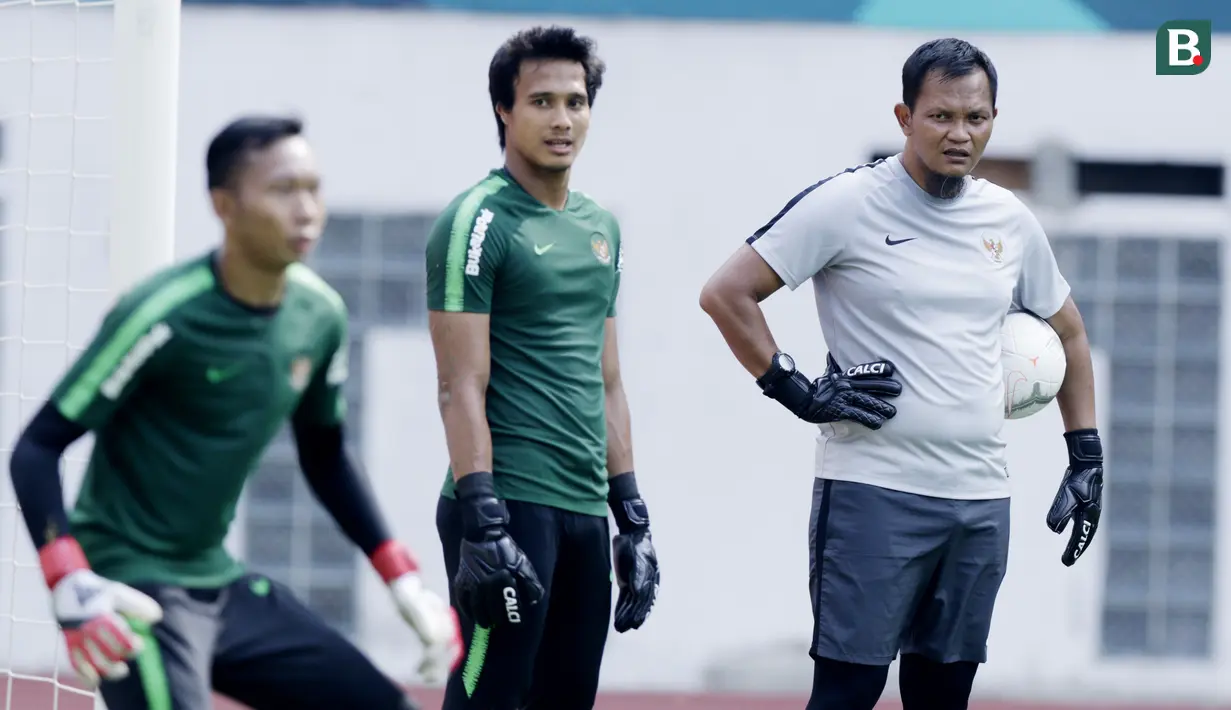 Pelatih kiper Timnas Indonesia, Kurnia Sandy, mengamati anak asuhnya saat sesi latihan di Stadion Wibawa Mukti, Jawa Barat, Minggu (4/11). Latihan ini merupakan persiapan jelang Piala AFF 2018. (Bola.com/M Iqbal Ichsan)