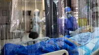 Petugas medis merawat seorang pasien yang terinfeksi virus corona atau COVID-19 di sebuah rumah sakit di Teheran, Iran, Minggu (1/3/2020). Sejauh ini, Iran mencatat ada 1.501 kasus virus corona dengan 66 korban meninggal. (Koosha Mahshid Falahi/Mizan News Agency via AP)