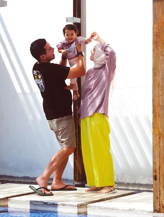 Kini Haykal Kamil makin jarang muncul di dunia hiburan. Ia lebih memfokuskan dirinya di dunia bisnis yang mulai dirintisnya. Haykal juga menikmati perannya sebagai ayah dan begitu memprioritaskan keluarga kecilnya. (Liputan6.com/IG/@tantrinamirah)