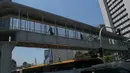 Para pejalan kaki menggunakan Jembatan Penyeberangan Orang (JPO) baru di Bundaran HI, (24/9/14). (Liputan6.com/Faizal Fanani)