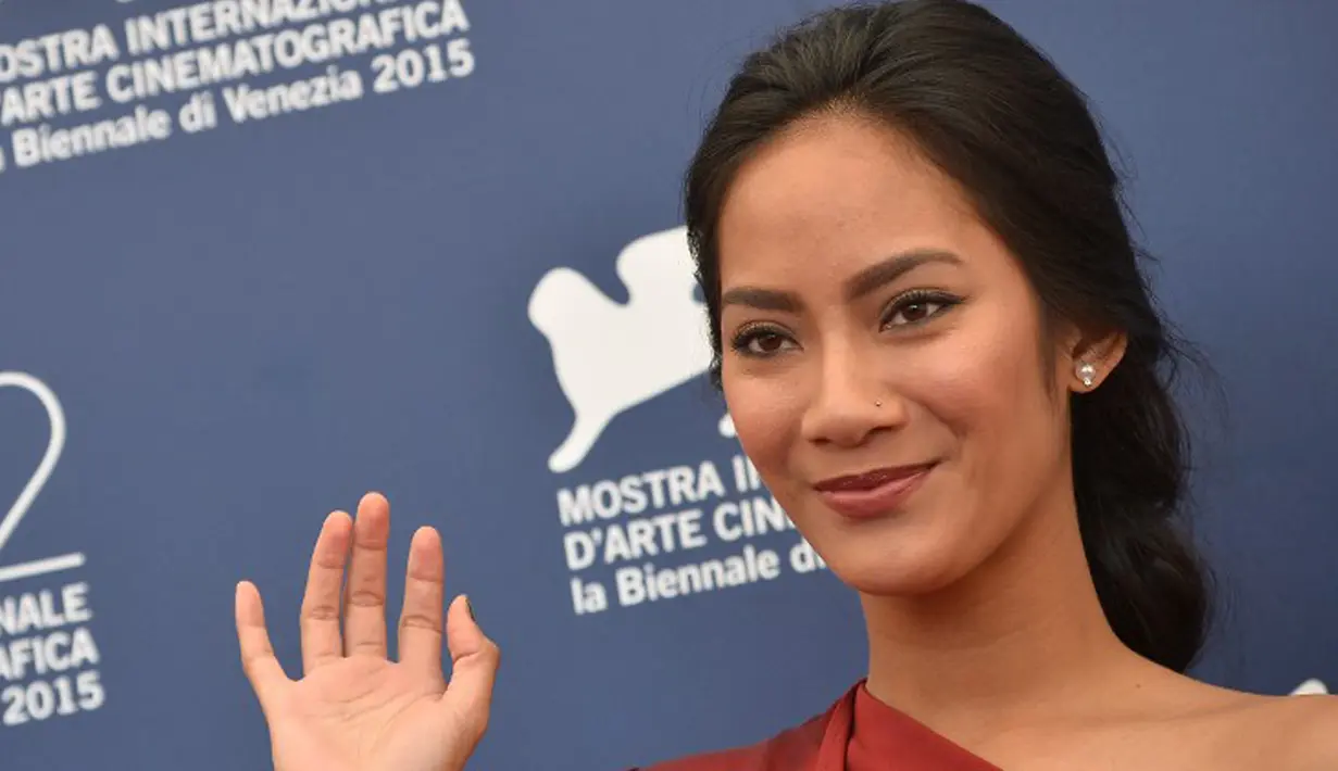 Tara Basro melambaikan tangan saat menghadiri film "A Copy of my Mind" pada Festival Film Venesia ke-72 di Italia, Jumat (11/9/2015). Tara bersama Chicco Jerikho dan sutradara Djoko Anwar hadir memperkenalkan filmnya di ajang ini. (AFP PHOTO/TIZIANA FABI)