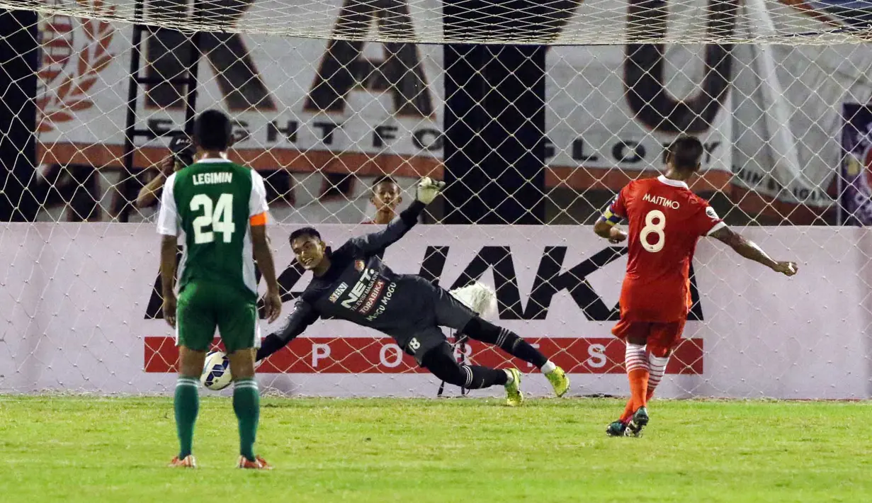 Pemain Persija, Raphael Maitimo, saat mencetak gol melalui penalti ke gawang PS TNI pada lanjutan Grup D Piala Jenderal Sudirman 2015 di Stadion Manahan, Solo, Selasa (15/12/2015). (Bola.com/Nicklas Hanoatubun)