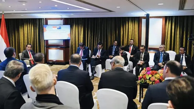 Menteri Perdagangan (Mendag) Zulkifli Hasan alias Zulhas mendampingi Presiden Republik Indonesia (RI) Joko Widodo (Jokowi) menghadiri CEOs Joint Call to The President of the Republic of Indonesia 2023 di Shangri-La Hotel, Sydney