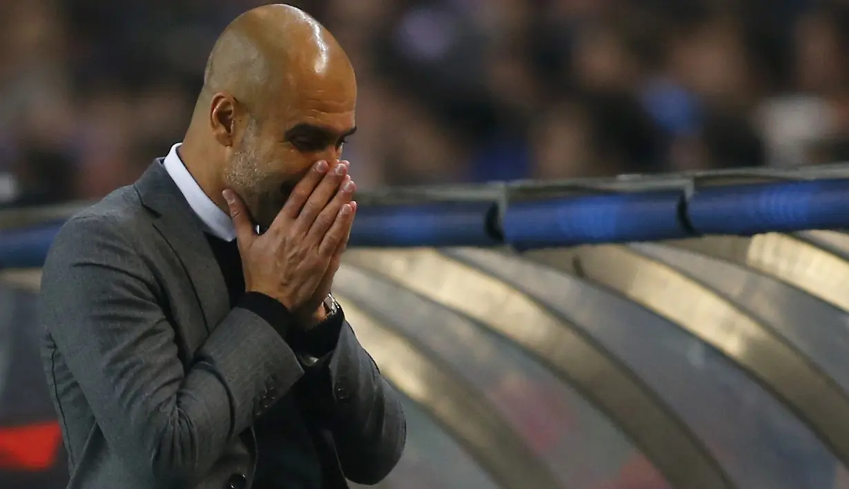 Wajah lesu Pep Guardiola usai melihat timnya dipermalukan 1-3 dari Porto  (REUTERS/Miguel Vidal)