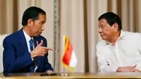 Presiden Joko Widodo (Jokowi) dan Presiden Filipina Rodrigo Duterte jelang memberikan keterangan pers usai menggelar pertemuan bilateral di Istana Malacanang di Manila, Filipina, Jumat (28/4). (AP Photo / Bullit Marquez)