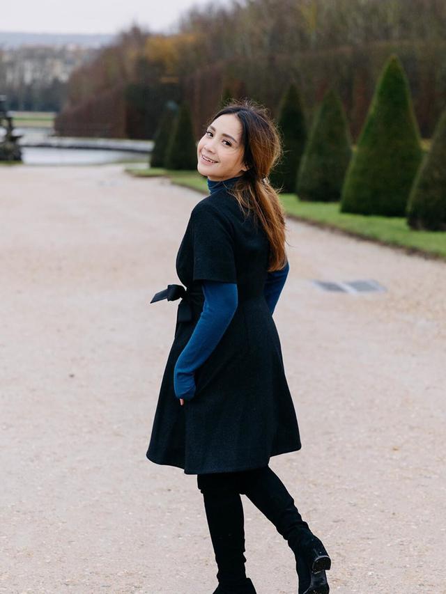 FOTO: Gaya Nagita Slavina Pakai Baju Hitam, Modis Banget
