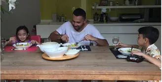 Banyak orang tua memberikan iming-iming buat anaknya yang menjalankan ibadah puasa. Tapi, hal  itu tidak berlaku bagi Teuku Zacky. Ia lebih baik memberikan contoh dari pada menjanjikan hadiah.(Instagram/teukuzacky)