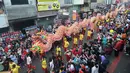 Arak-arakan atraksi liong perayaan Cap Go Meh melewati Jalan Suryakencana, Bogor, Jawa Barat, Selasa (19/2). Acara ini dipusatkan di Wihara Dhanagun. (Merdeka.com/Arie Basuki)