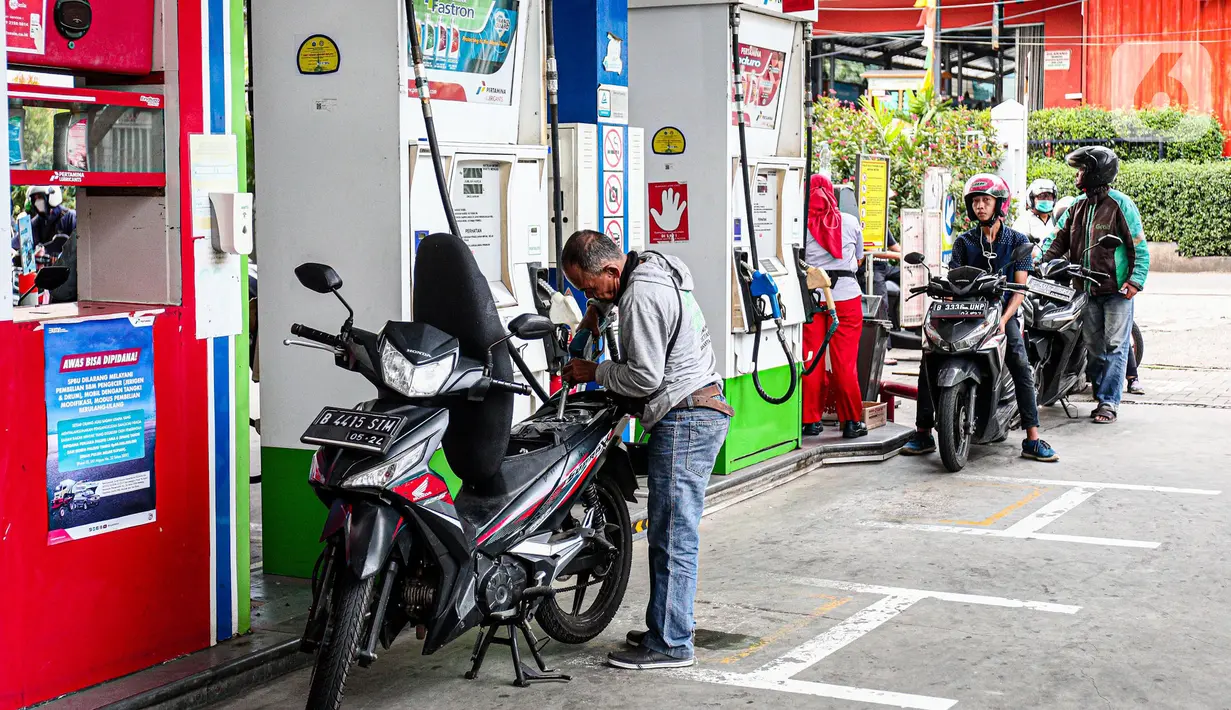 Sejumlah kendaraan mengantri di SPBU kawasan Kuningan, Jakarta, Sabtu (3/9/2022). Pemerintah akhirnya menaikan harga BBM bersubsidi, Adapun harga BBM yang mengalami kenaikan yaitu Pertalite menjadi Rp 10.000 per liter, harga solar menjadi Rp 6.800 per liter dan Pertamax menjadi Rp 14.500 per liter. (Liputan6.com/Faizal Fanani)
