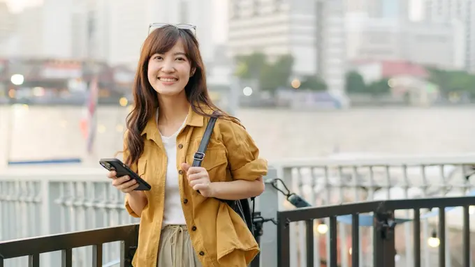 traveling jalan-jalan senang tersenyum santai baju kuning