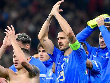Para pemain Italia merayakan kemenangan mereka atas Hungaria pada akhir pertandingan sepak bola UEFA Nations League di Puskas Arena, Budapest, Hungaria, 26 September 2022. Italia berhasil mengalahkan Hungaria dengan skor 2-0. (Tamas Kovacs/MTI via AP)