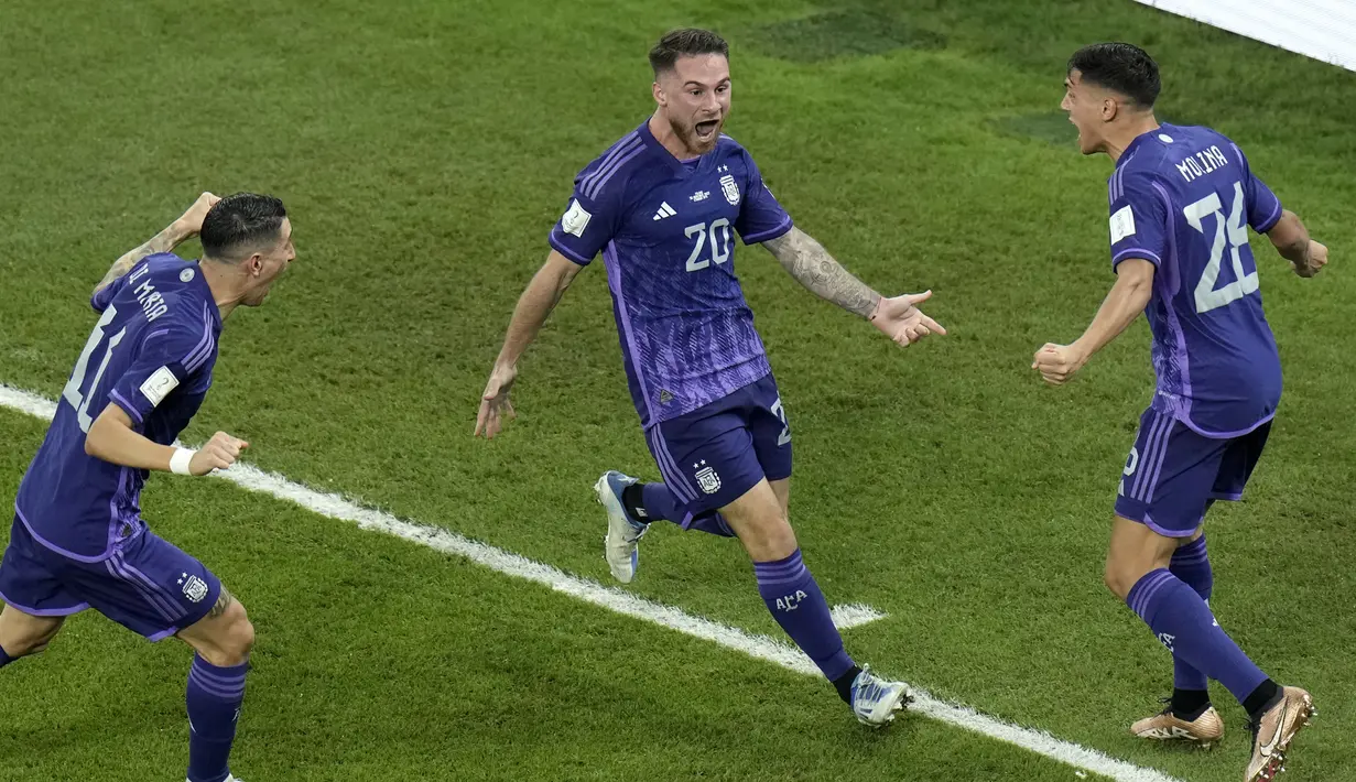 Alexis Mac Allister (tengah) melakukan selebrasi setelah mencetak gol pembuka timnya selama pertandingan sepak bola grup C Piala Dunia 2022 di Stadion 974, Doha, Qatar, Rabu (30/11/2022). Gol yang berhasil dicetak oleh Mac Allister di menit ke-46 menjadi pengangkut timnas Argentina ke babak 16 besar Piala Dunia 2022. (AP Photo/Hassan Ammar)