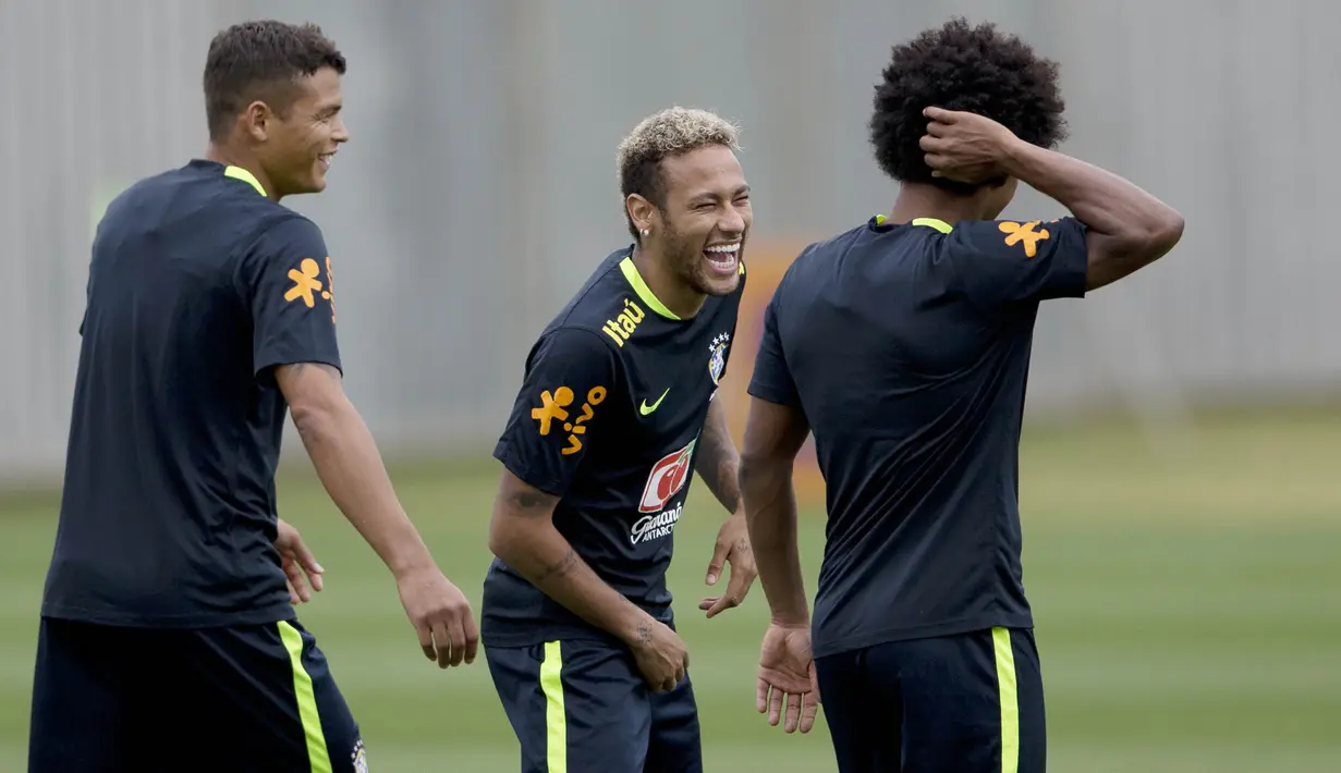 Striker Brasil, Neymar, tertawa saat mengikuti sesi latihan jelang laga Kualifikasi Piala Dunia di  Teresopolis, Barsil, Selasa (3/10/2017). Brasil akan berhadapan dengan Bolivia. (AP/Silvia Izquierdo)
