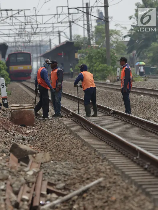 Petugas melakukan perawatan jalur rel kereta api di Buaran Pondok Kopi, Jakarta, Kamis (13/9). Perawatan dilakukan untuk menjamin keselamatan perjalanan kereta dan mencegah terjadi amblesnya bantalan rel. merdeka.com/imam buhori